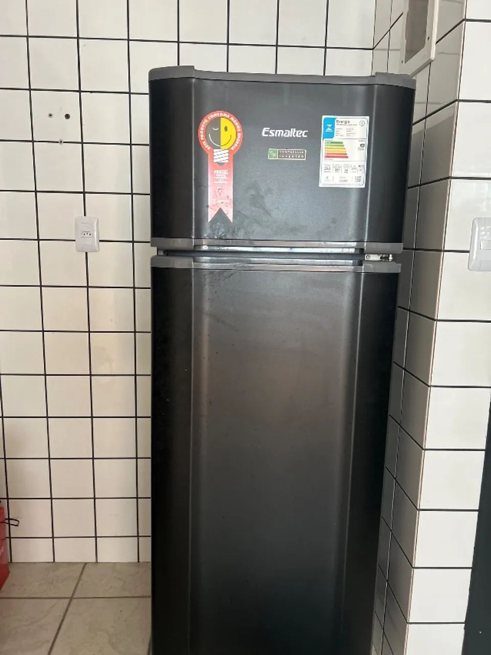 Geladeira Esmaltec Preto com conversor inverter