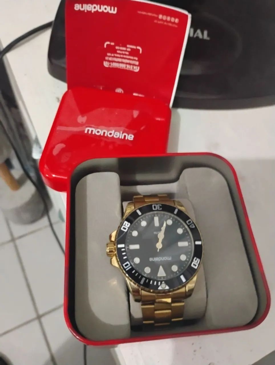Relógio Mondaine dourado