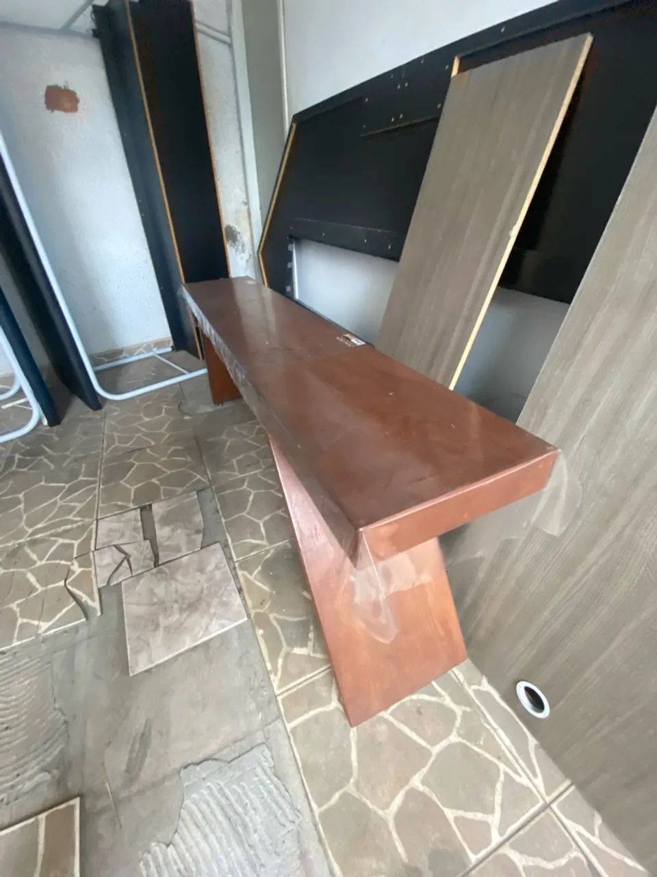 DUAS MACAS E UMA MESA