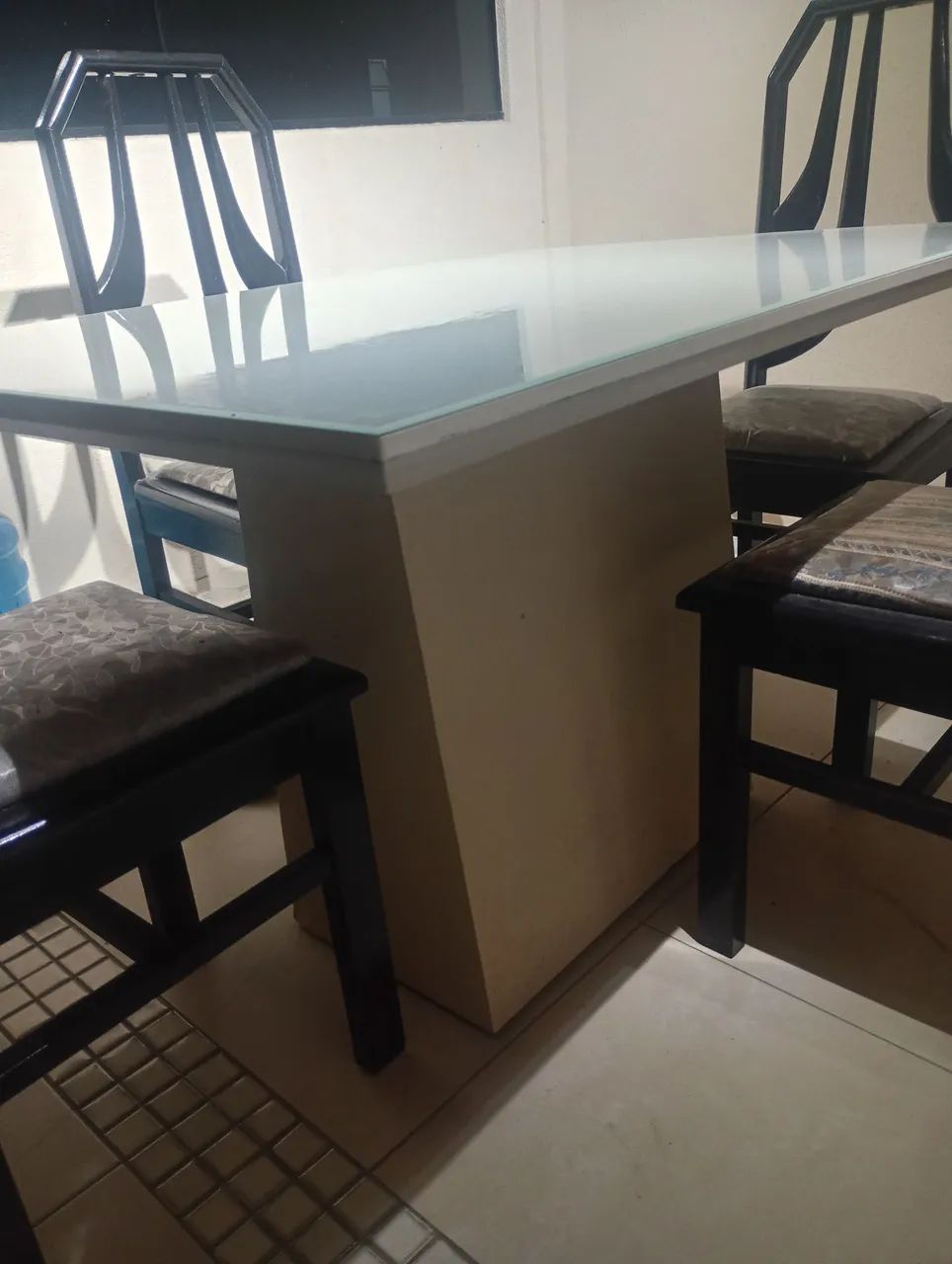 MESA DE JANTAR À VENDA<br>Mesa retangular com tampo de vidro branco e base central. - Foto 3