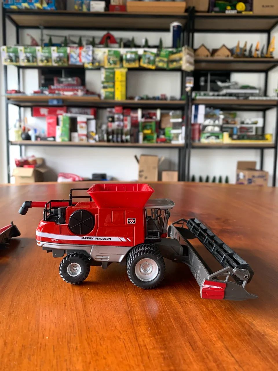 Miniatura colheitadeira Massey Ferguson 9795 1/64 - Foto 3