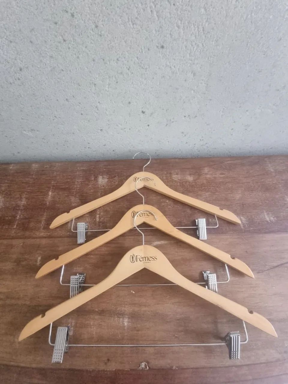 Vendo kit de 10 cabides profissional com presilhas