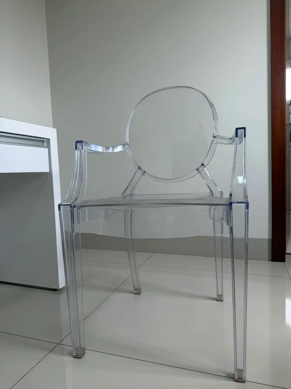 Cadeira em acrílico estilo princesa