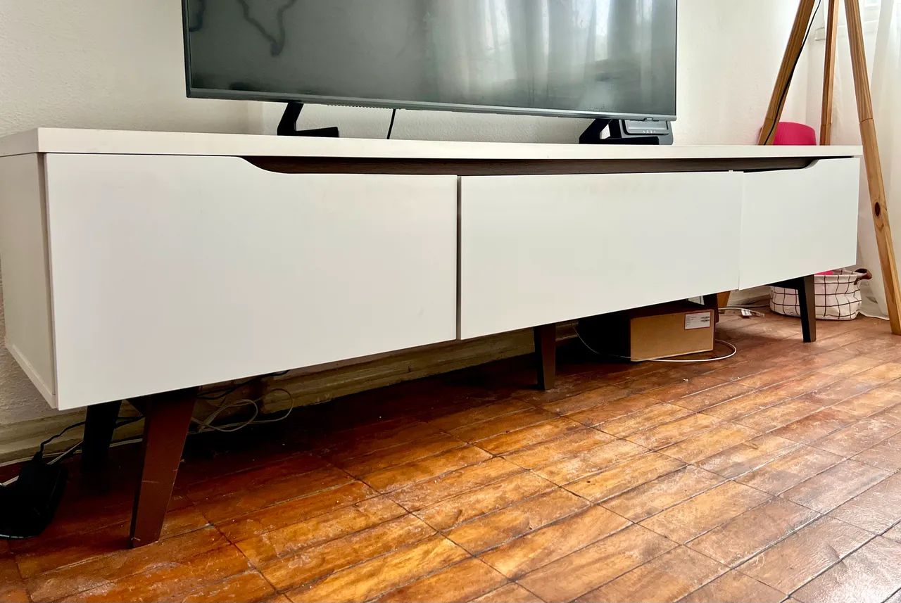 Rack Retrô Branco com Pés em Madeira