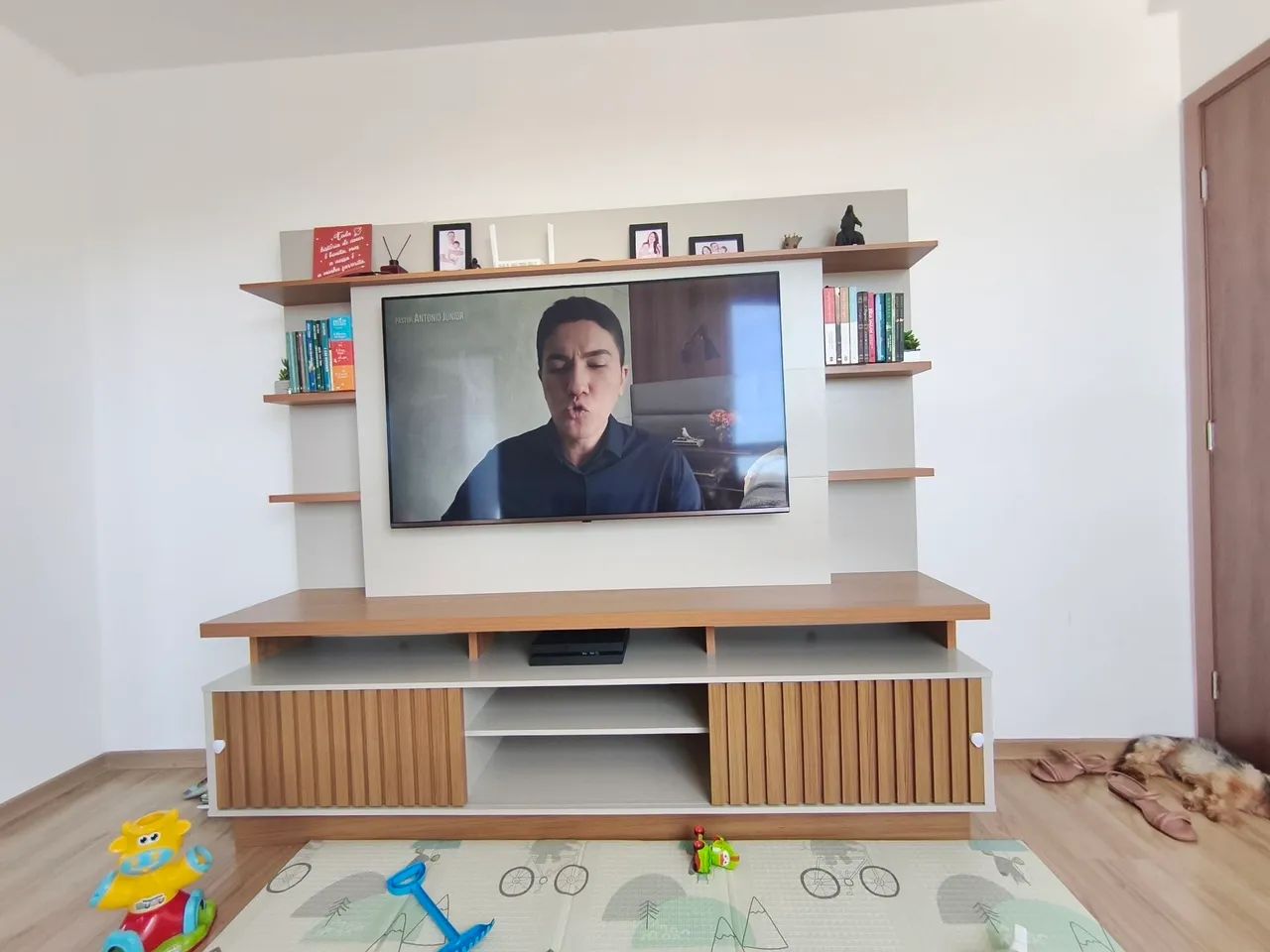 Estante para tv até 65 polegadas com portas de correr ripadas - Foto 3