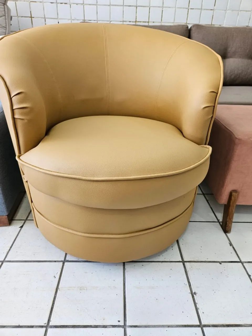 Poltrona em corino creme - Foto 2
