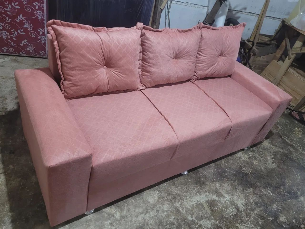 Sofá 3 lugares com puff e entrega grátis  - Foto 5
