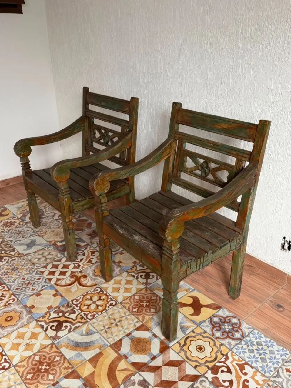 Conjunto Completo Cadeiras e Banco em Madeira - Foto 4