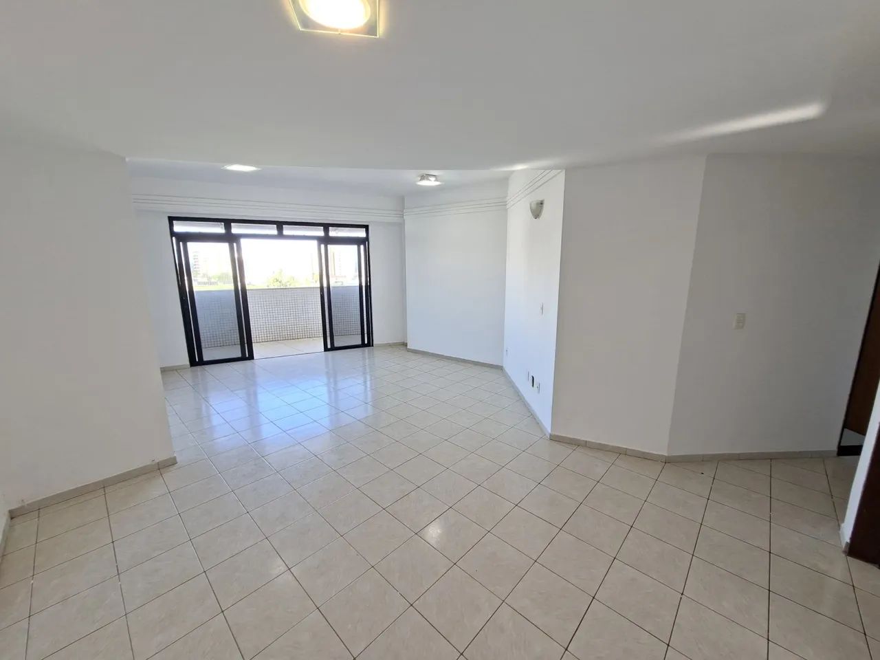 Apartamento em Ponta de Campina 03 Suítes + Dce 130m²
