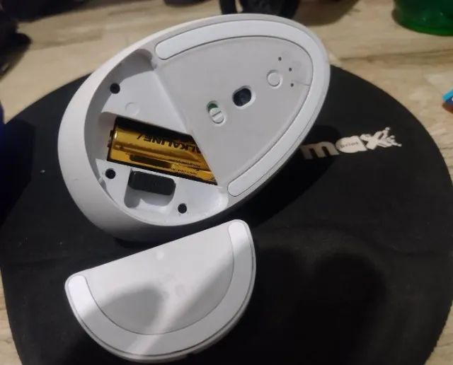 Mouse Sem Fio Logitech Lift Vertical Cliques Silenciosos Conexão Bluetooth ou USB Semi-nov - Foto 4