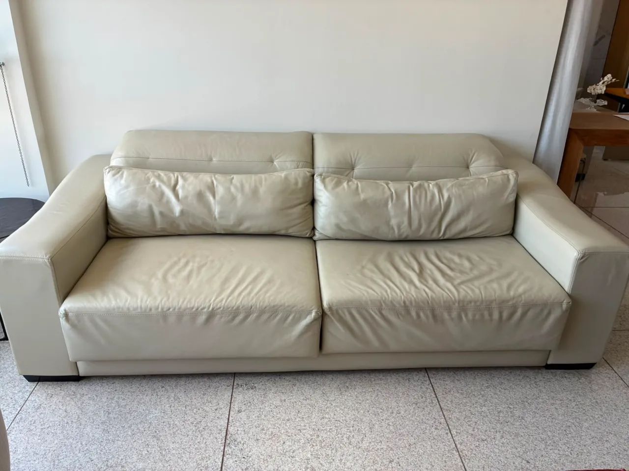 Sofá couro off-white 