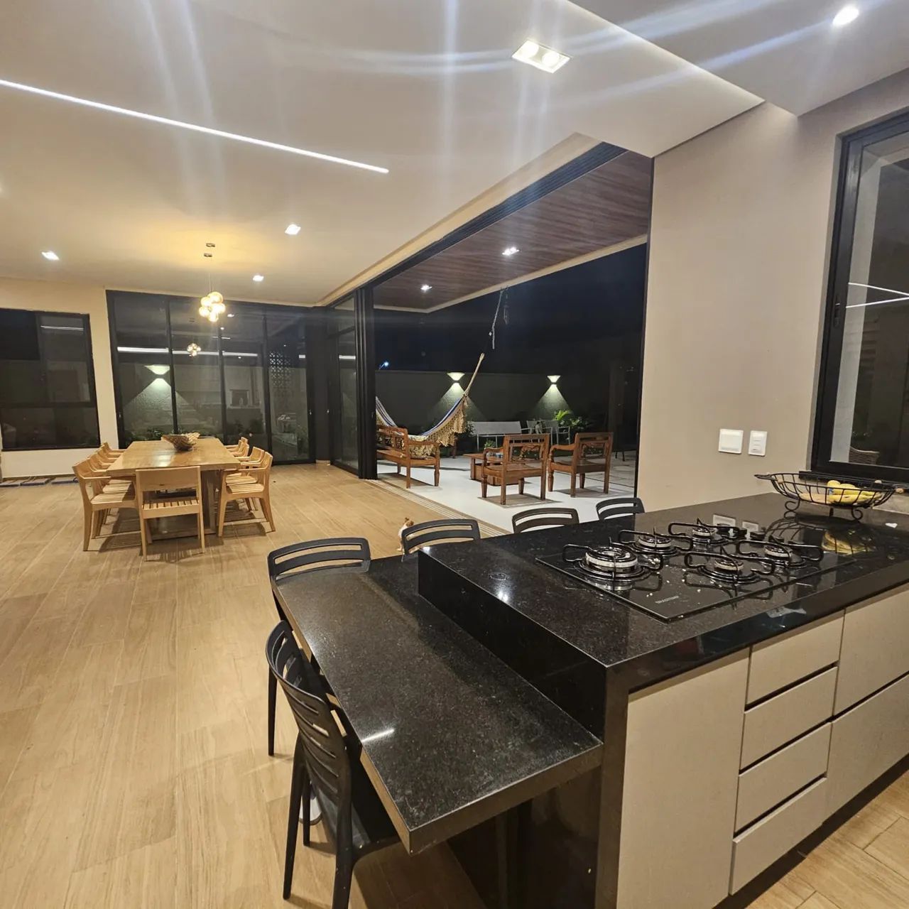 Mansão de 450m2 construídos em lote de 650m2! 5 suítes amplas, esquina, poente! - Foto 3
