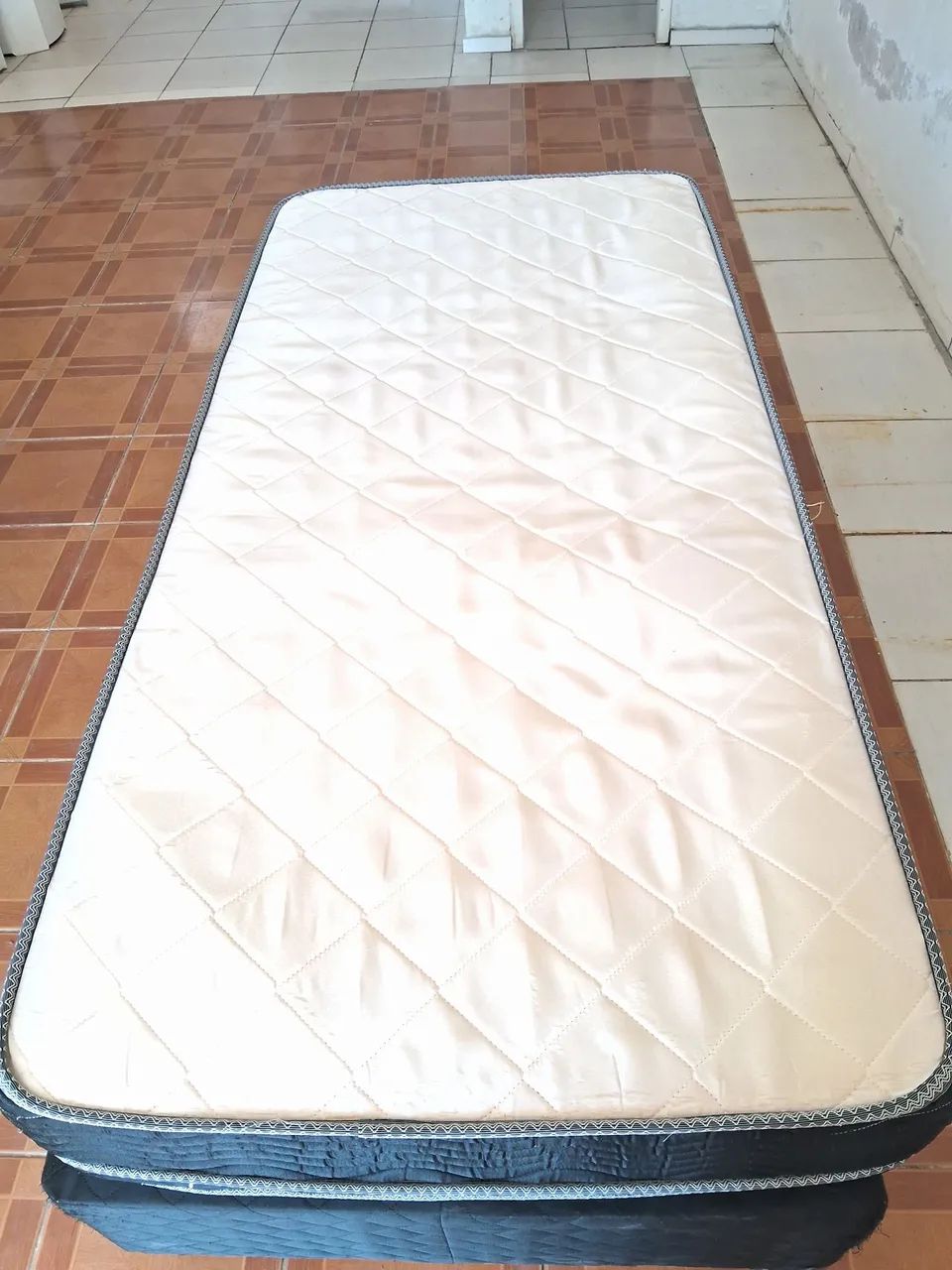 Cama box solteiro com colchão de mola