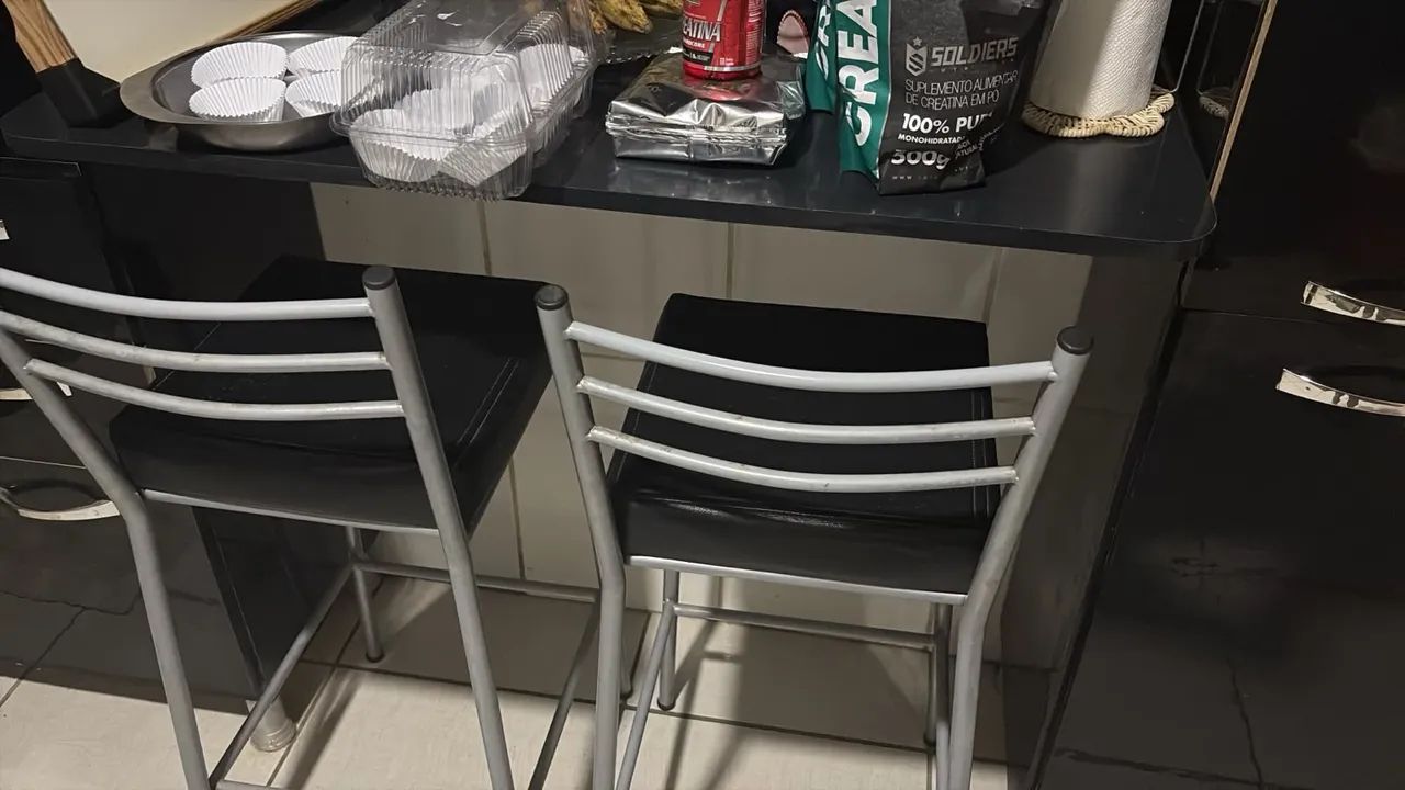 2 banquetas em couro e ferro 
