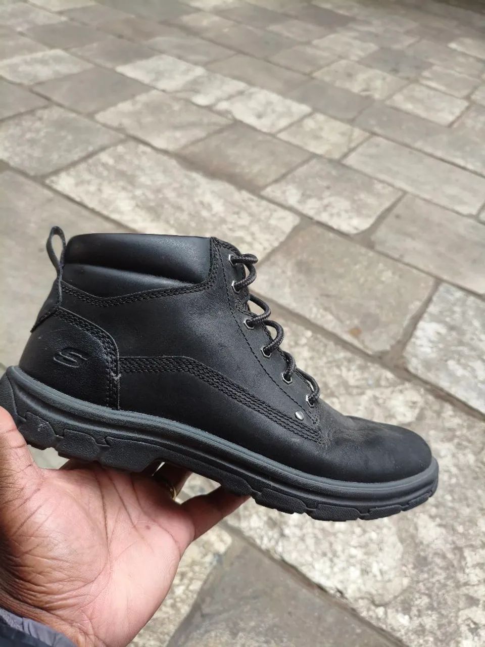 Bota de couro skechers 43