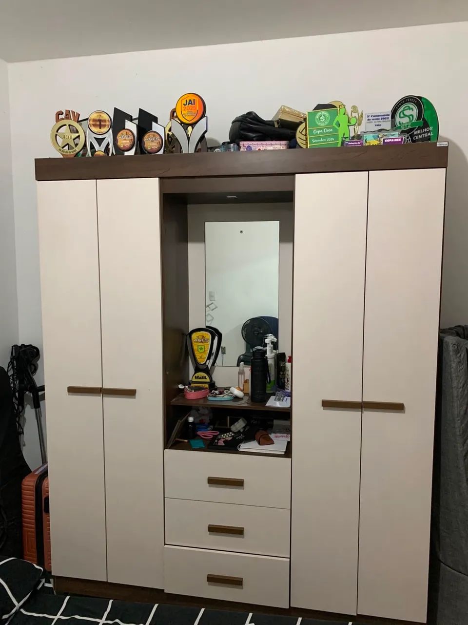 Guarda roupa 4 portas com espelho 