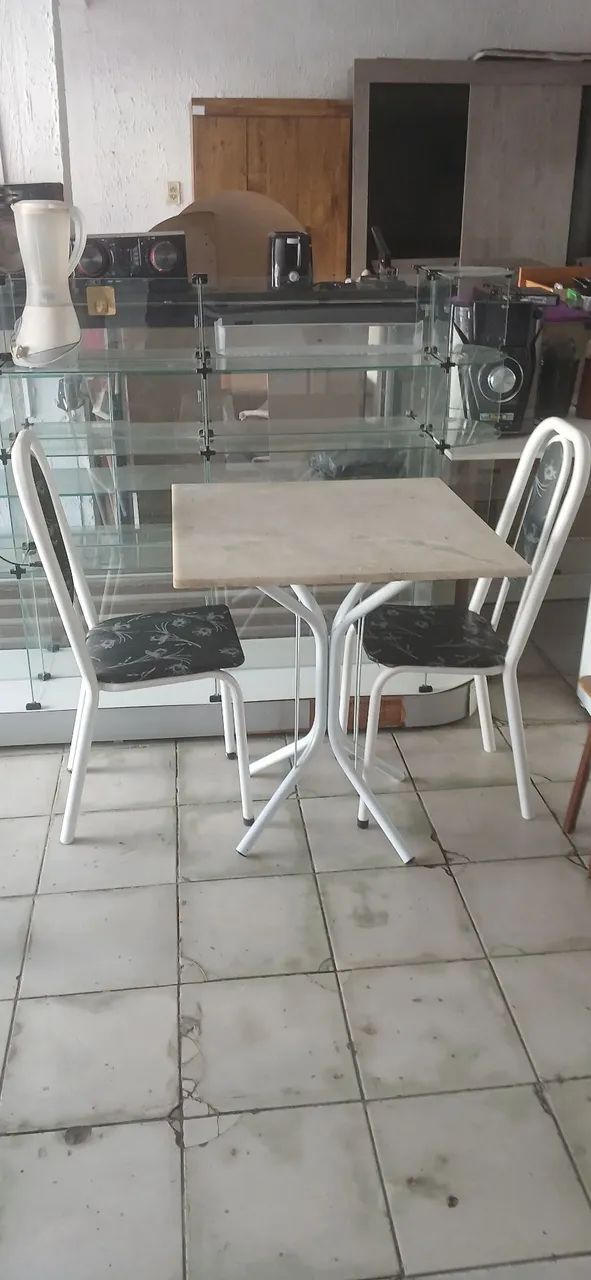 Mesa de marmore com duas cadeiras