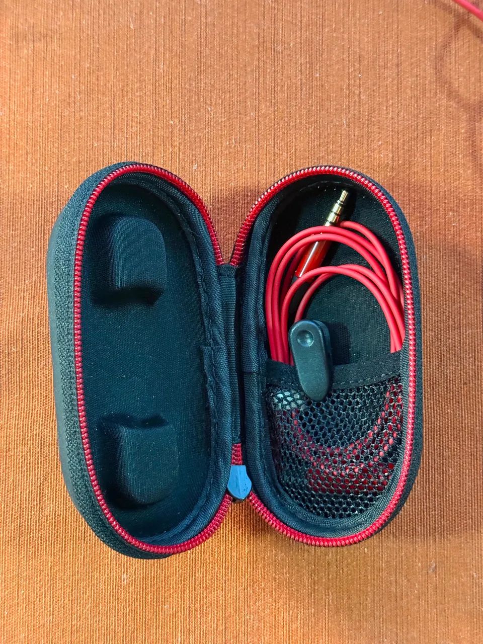 Fone beats vermelho 