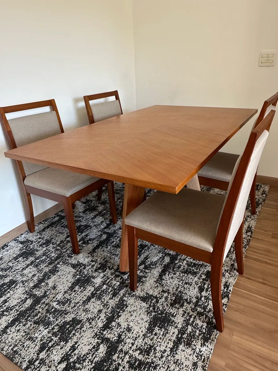 Mesa com 4 cadeiras 