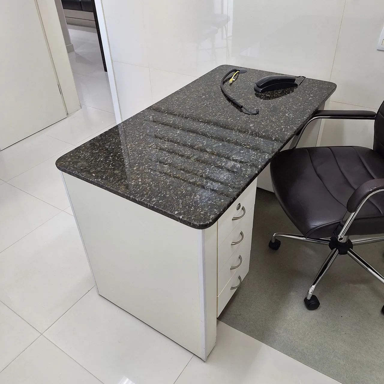 Mesa escritório com cadeira rodízio 