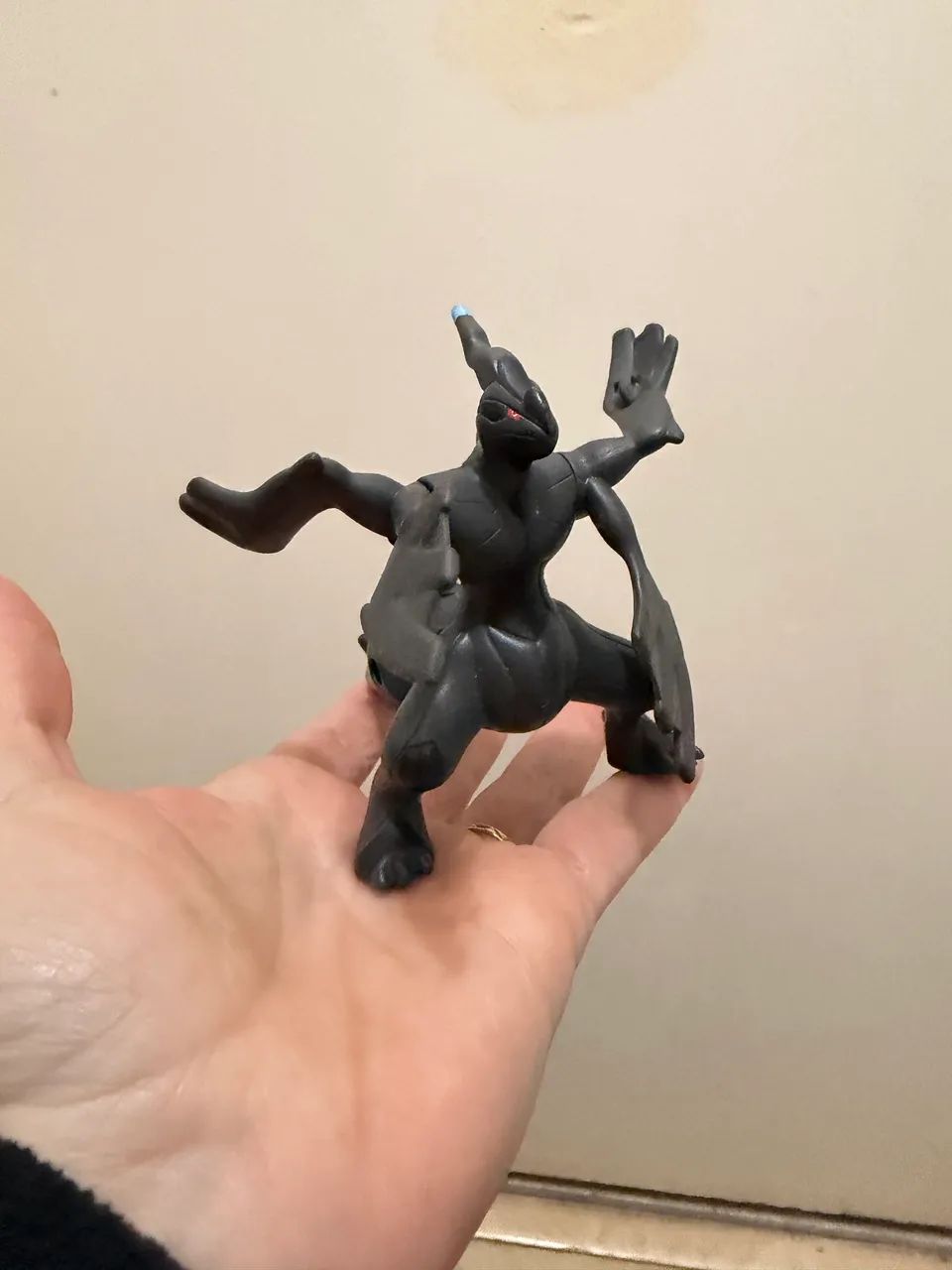 Boneco Zekrom coleção Pokémon McDonald?s 2011