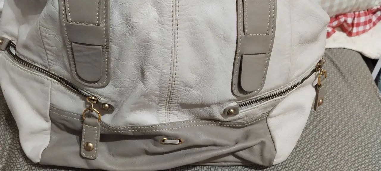 Bolsa de mão, em couro cinza e areia
