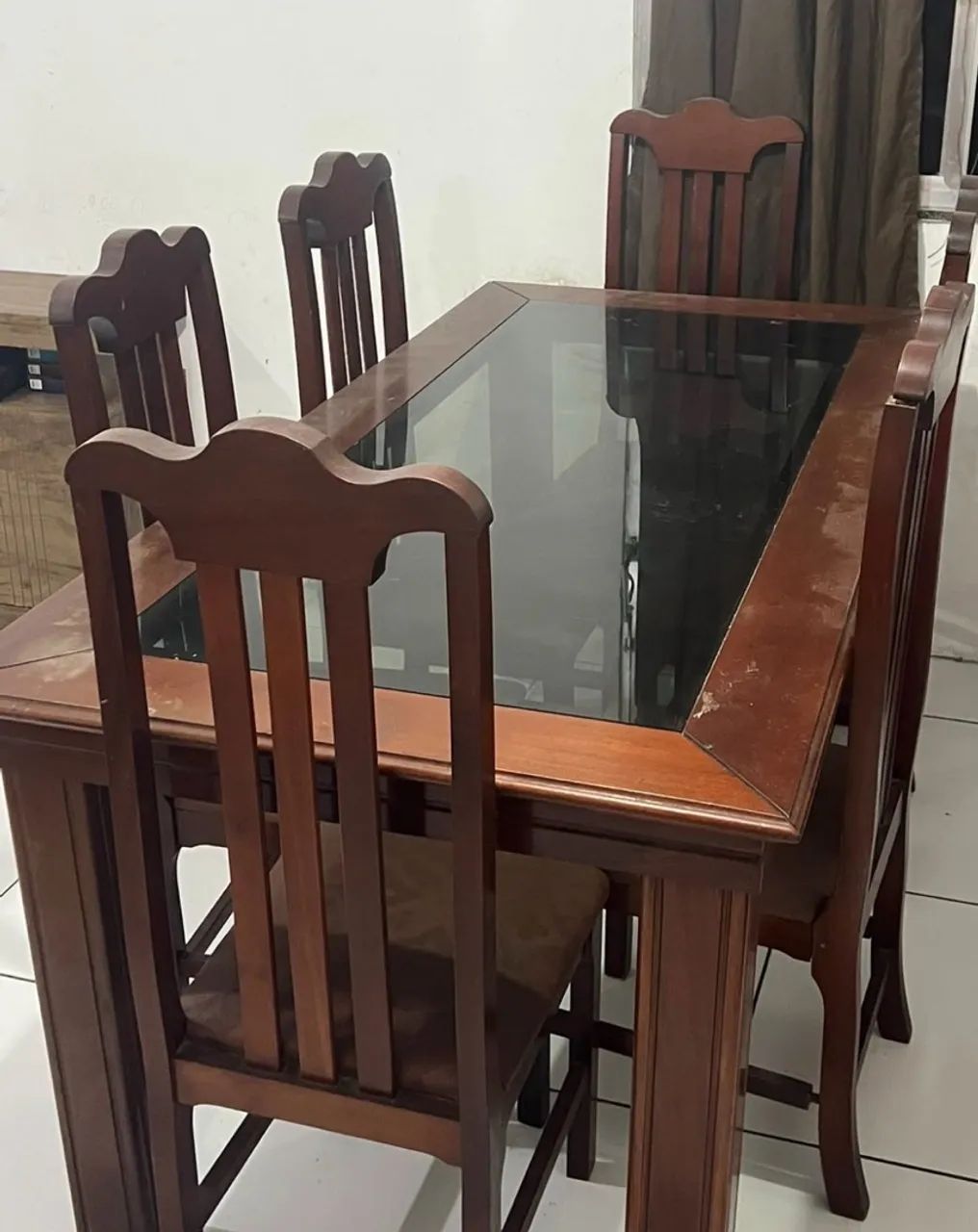 Mesa com cadeiras e um aparador 