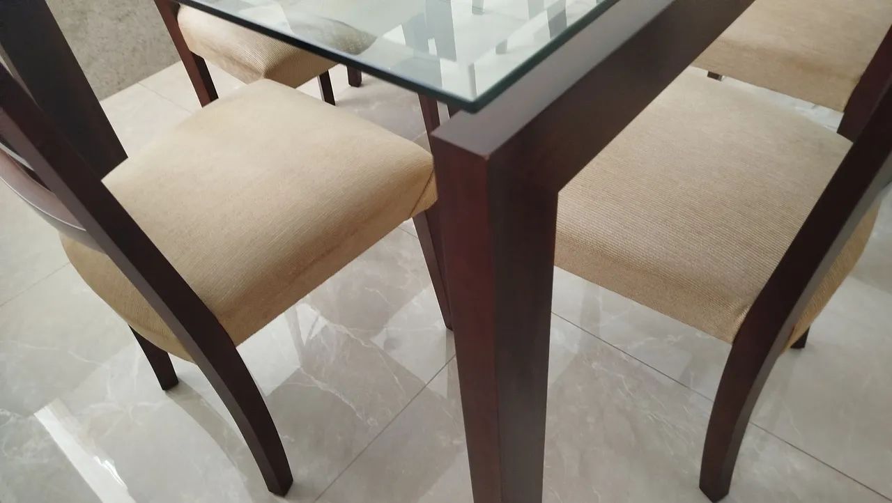 Vendo mesa com tampo de vidro com 8 cadeiras  - Foto 5