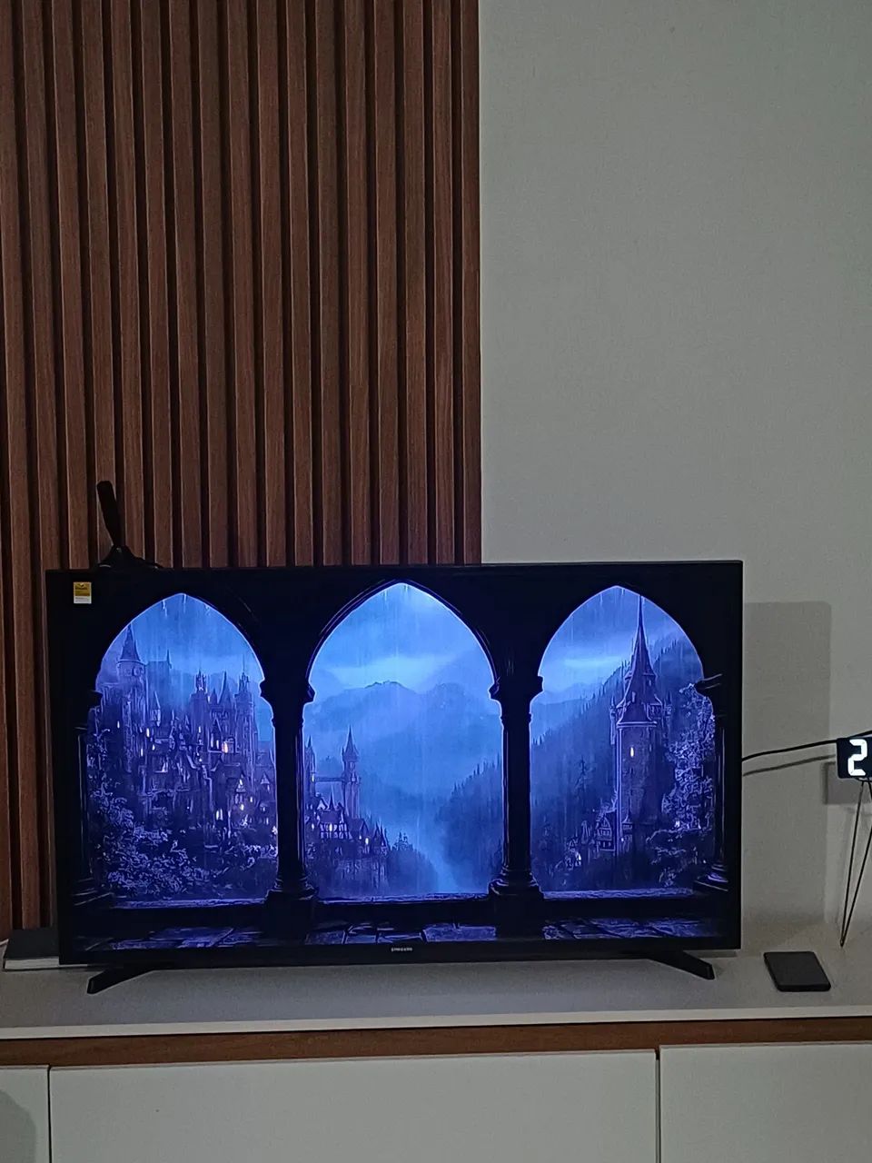 Smart tv 43 polegadas, com leve trinco no canto - Foto 2