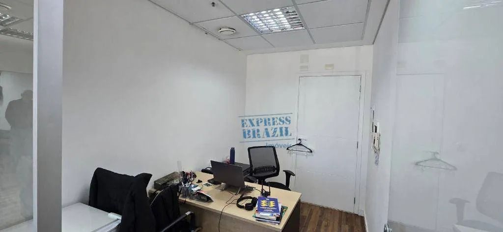 Sala comercial com 56m², 2 banheiros e varanda - Agende sua visita!