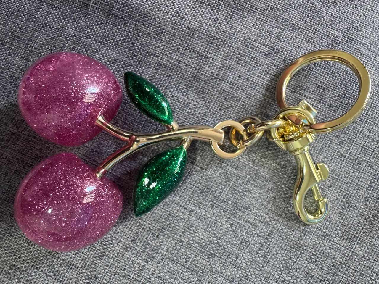 Chaveiro cereja vermelha com dourado  - Foto 2