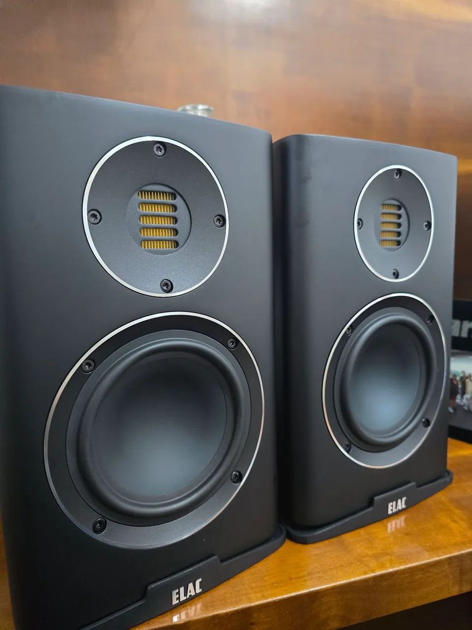 Par caixas acústicas ELAC BS 243.4 Carina Bookshelf