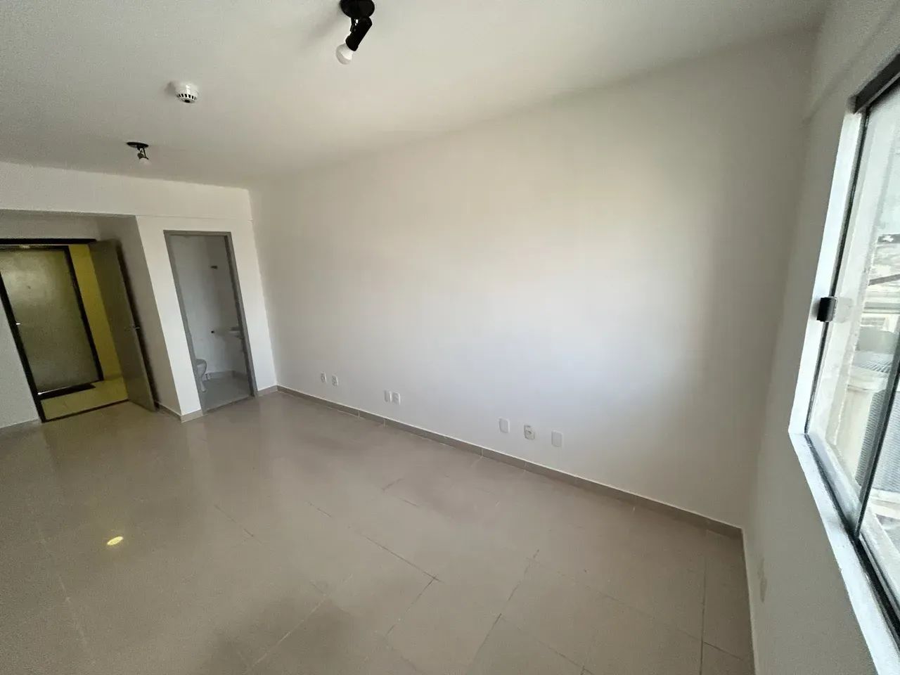 Sala Comercial 22 m² | Mediterrâneo Trade & Medical | Em frente a Vilas do Atlântico - Foto 4