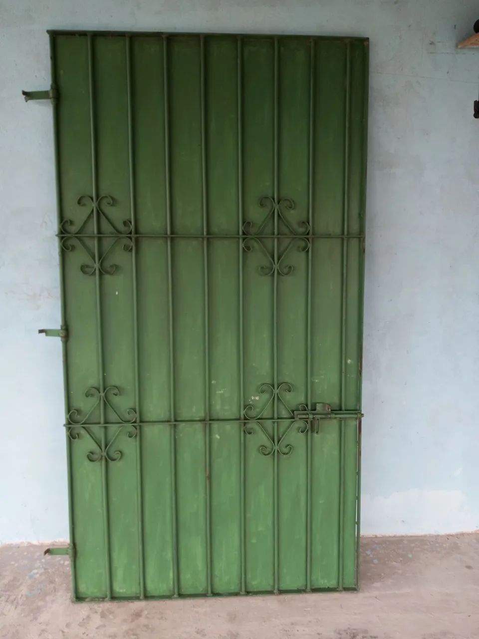 Vendo portão de ferro com chapa galvanizada 