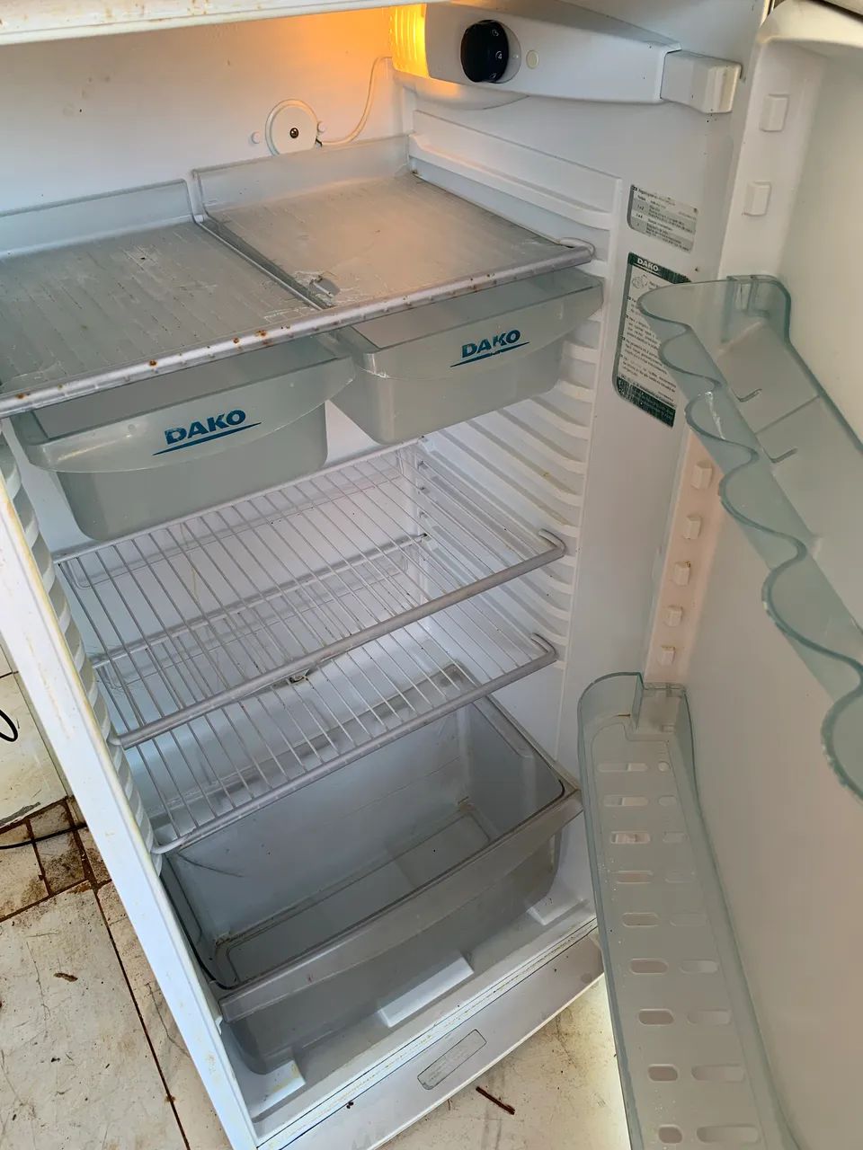 Vendo geladeira dako 