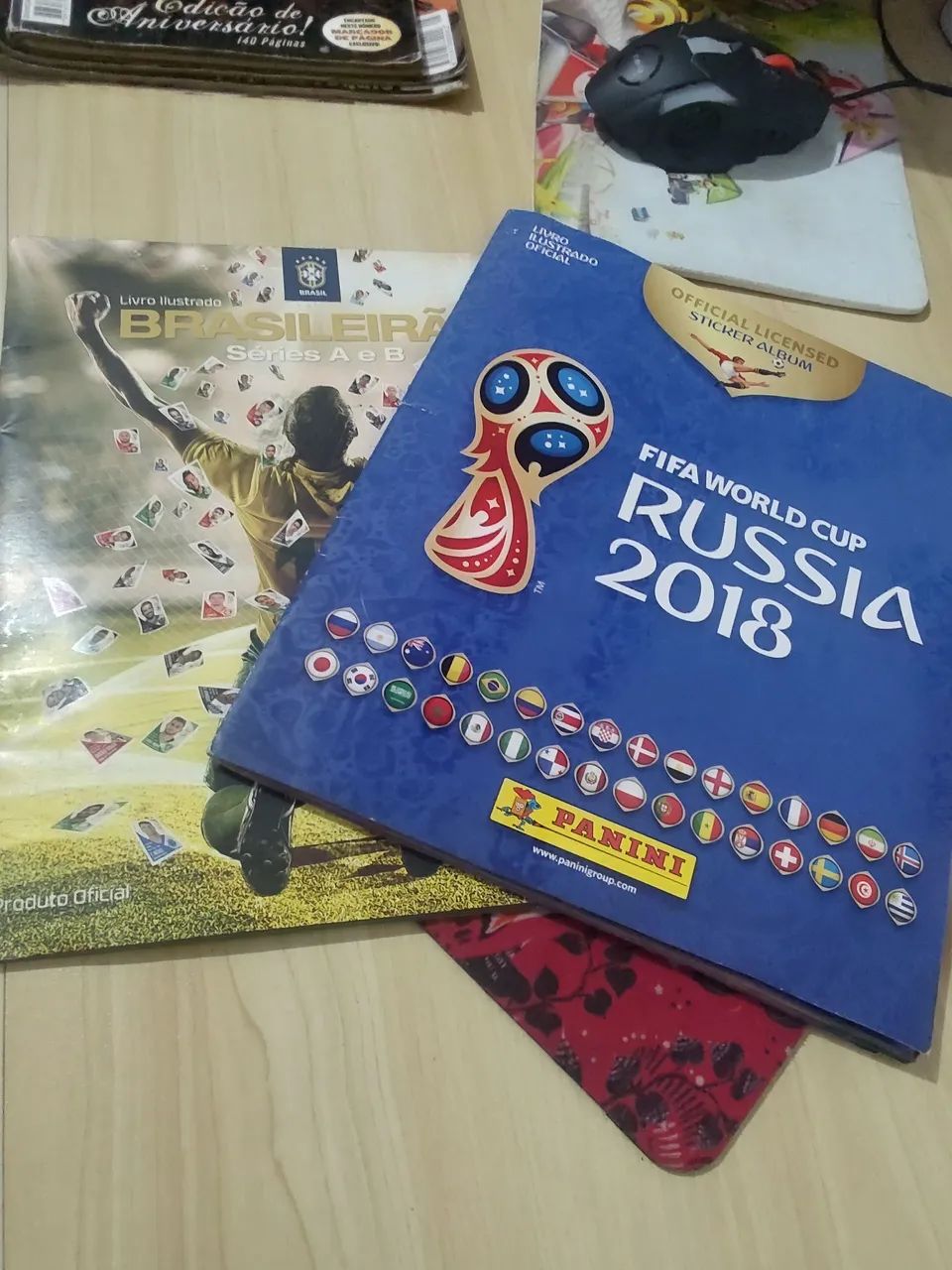 2 Albuns Panini 2018 incompletos