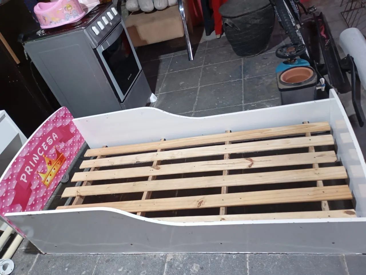 mini cama sem colchão com marcas de uso - Foto 3
