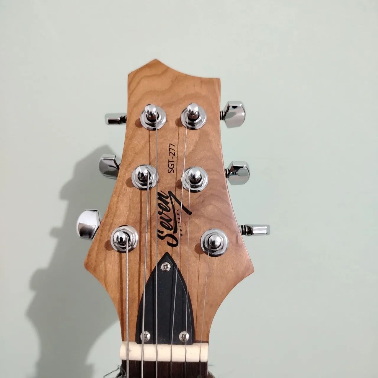 Guitarra Seven SGT 277 com upgrades  - Foto 3