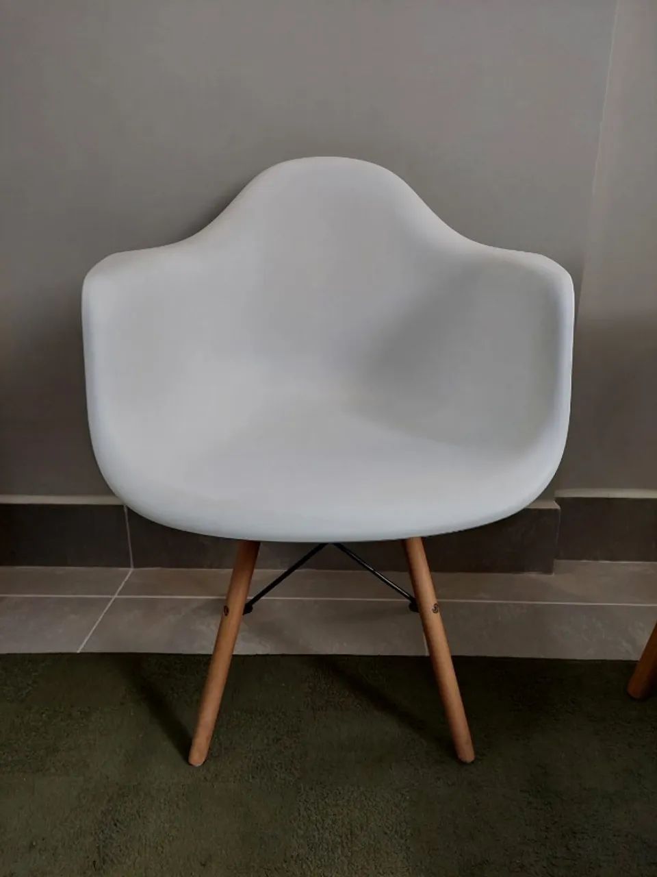 04 Cadeiras Eames Eiffel com apoio de braço - Foto 2