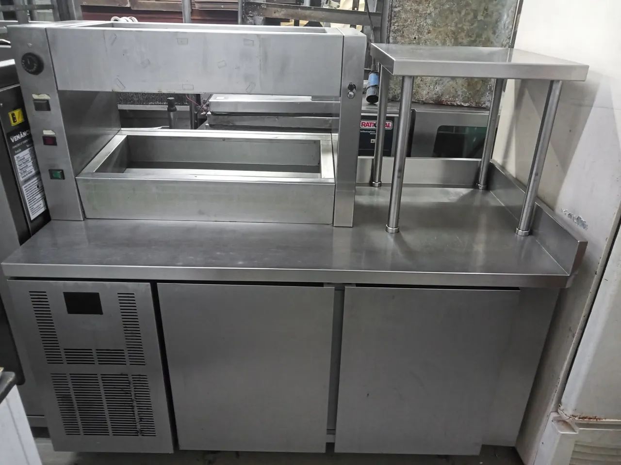 Balcão refrigerado Macom, condimentadora superior, funcionalidade perfeita