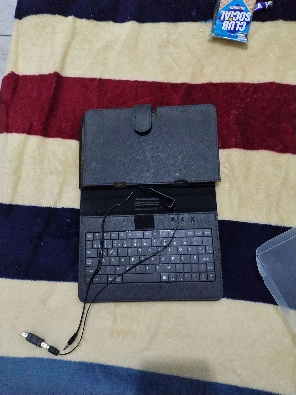 Teclado com capa para tablet