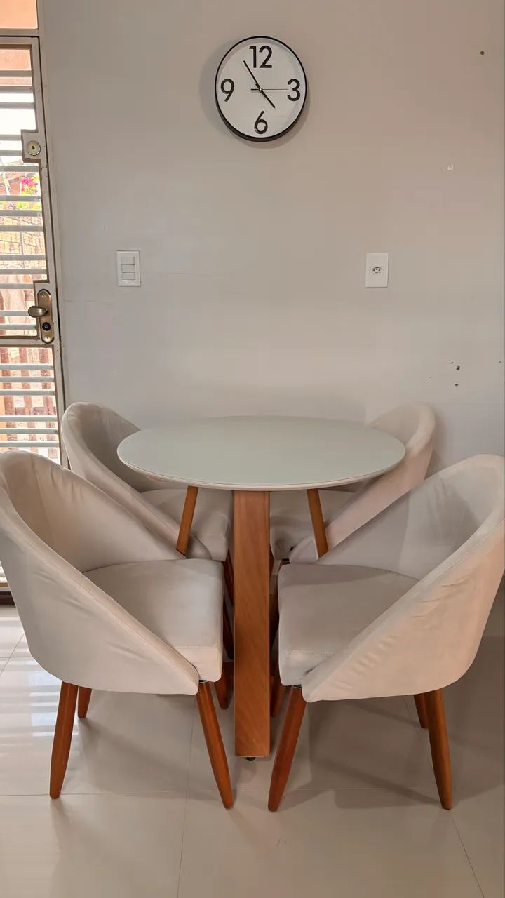 Mesa com 4 cadeiras