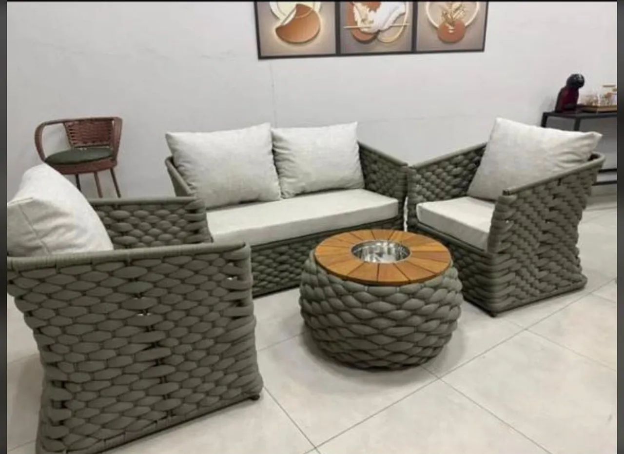 Jogo de namoradeira na trama cinza.