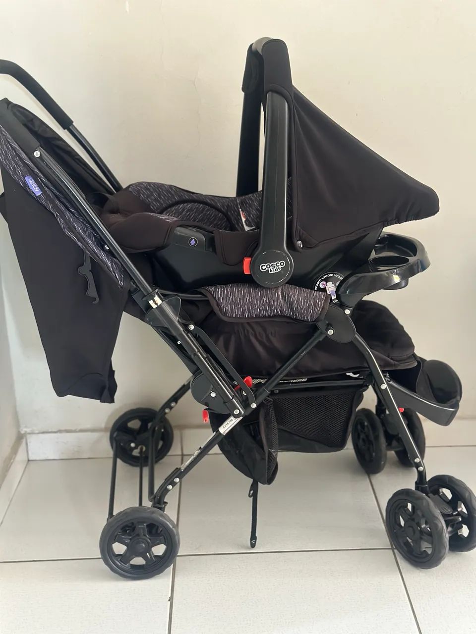 Carrinho de bebê e cadeirinha da cosco 