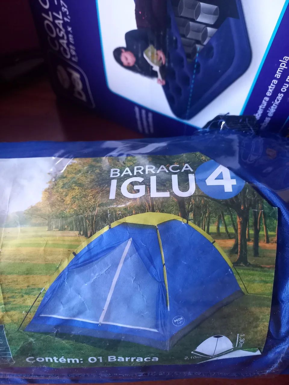 Barraca, colchão inflável e colete salva vidas. 