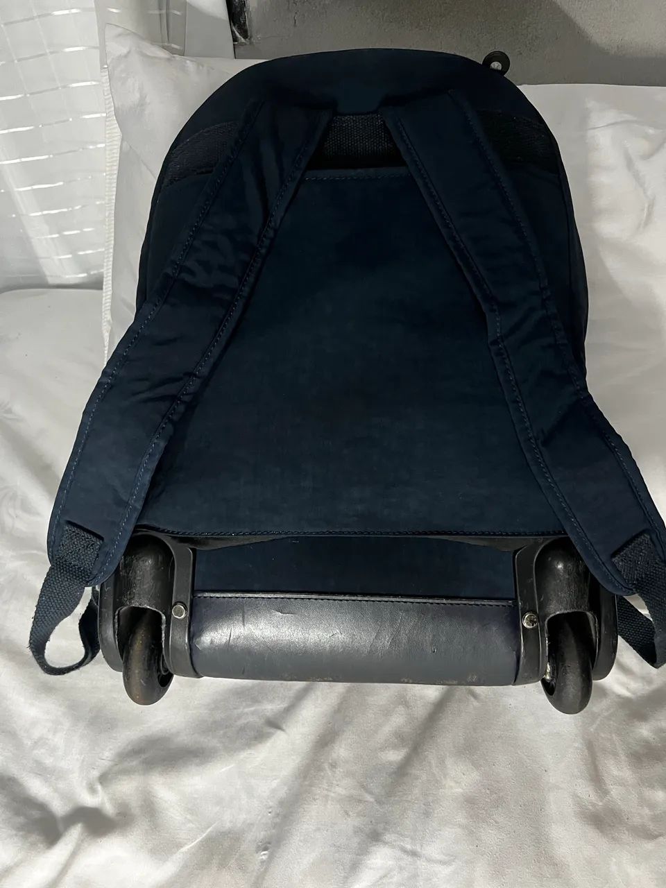 Mochila Kipling de rodinha azul marinho original  - Foto 2