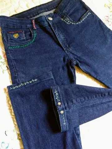 Calça jeans bordada a mão 