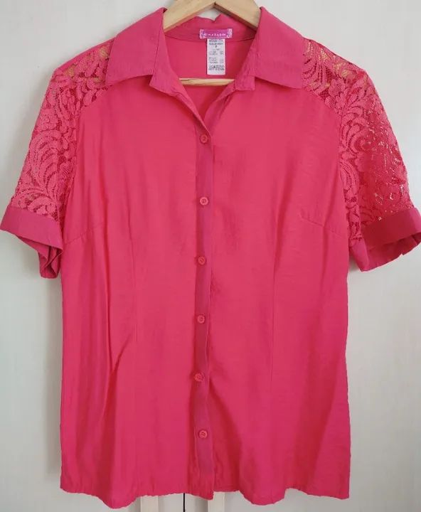 Camisete manga curta com detalhes em renda