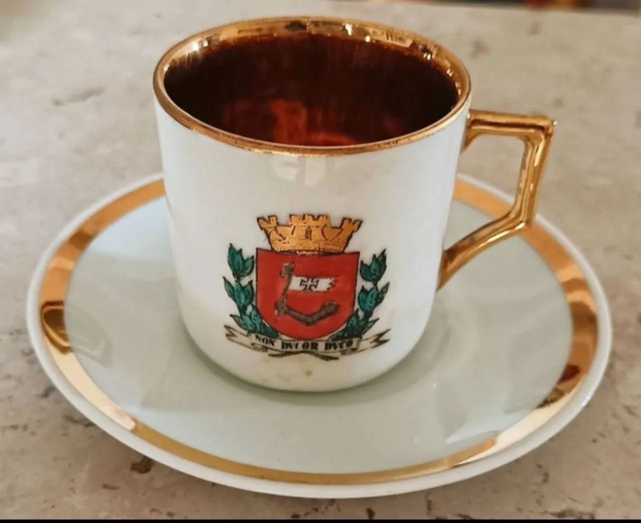Xícara antiga com revestimento em ouro