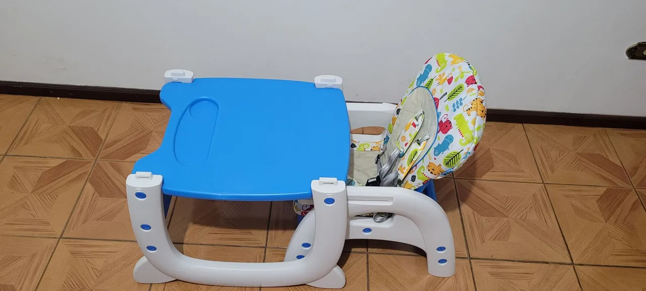 Cadeira infantil de alimentação